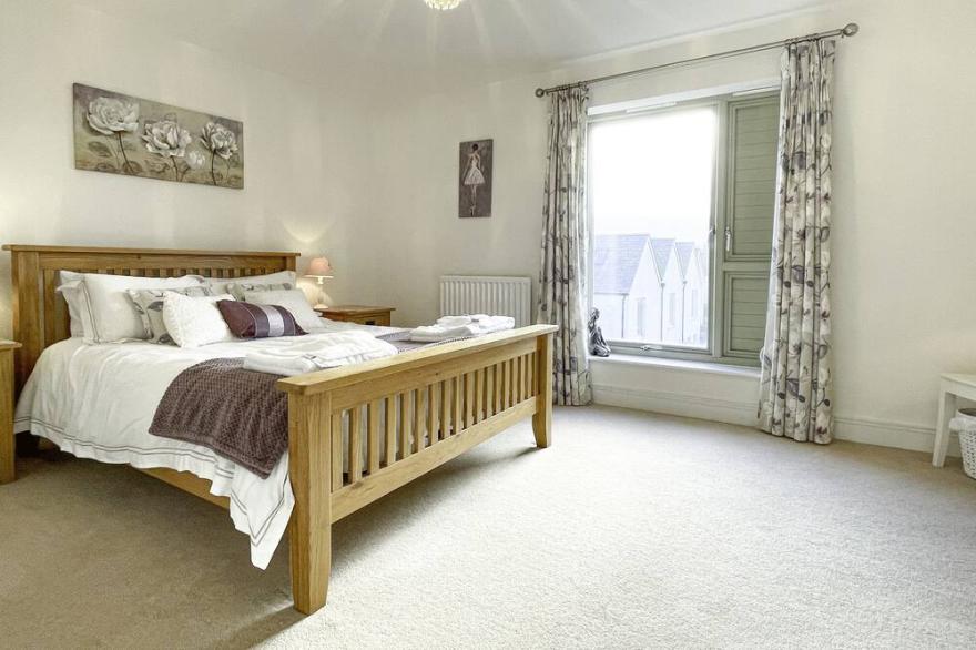 Spacious and stylish 4-bed townhouse in Dorset | Sea Views - Sleeps 8