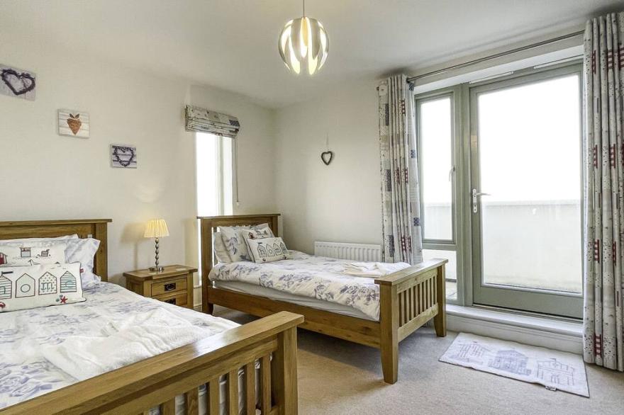 Spacious and stylish 4-bed townhouse in Dorset | Sea Views - Sleeps 8