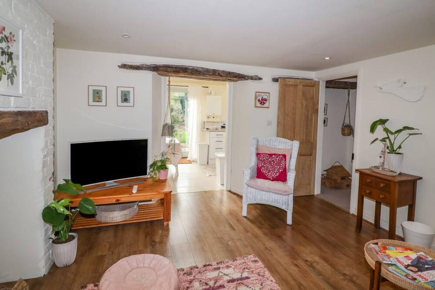 PHEASANT COTTAGE, pet friendly, with a garden in Cottesmore