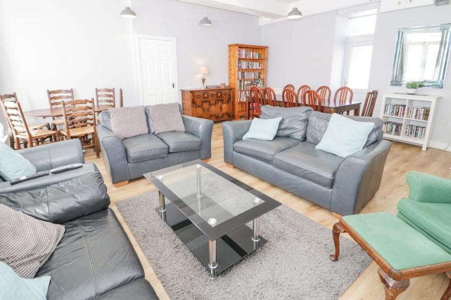 REGENT HOUSE, pet friendly, country holiday cottage in Amlwch