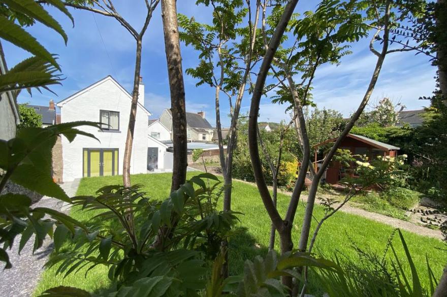 ORCHARD COTTAGE is a stylish, beautifully presented holiday 2 bedroon cottage