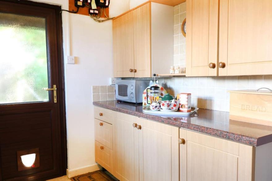 THE QUILLET, character holiday cottage, with a garden in Pendeen