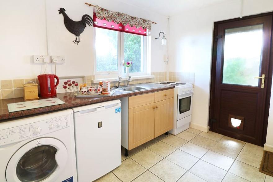 THE QUILLET, character holiday cottage, with a garden in Pendeen