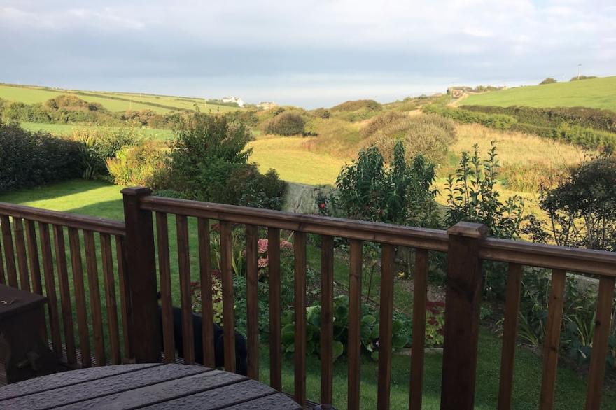Spacious Cornish cottage, (8) & dog, hot-tub, privacy, sea views, parking.