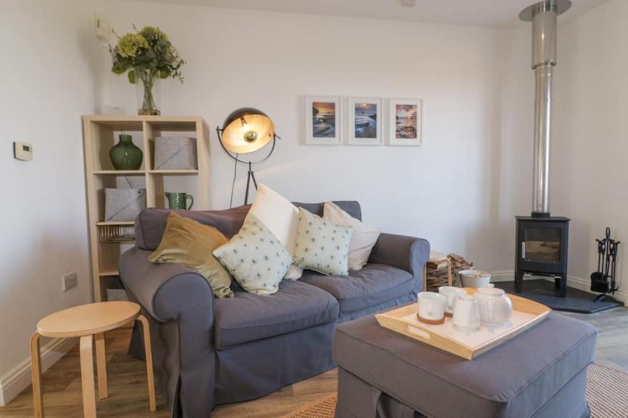 BADGERS WAY, romantic, country holiday cottage in Tintagel
