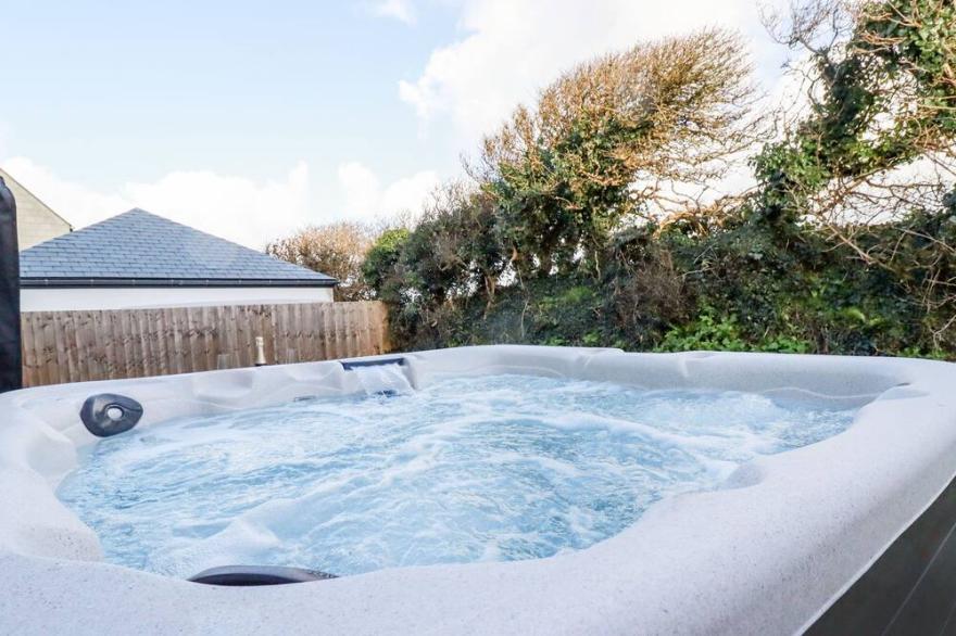 CHI GWYNN, pet friendly, luxury holiday cottage in Crantock