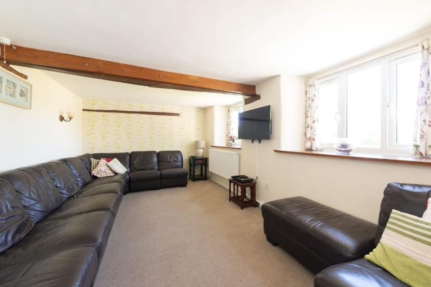 Large, comfortable Self Catering Cottage Set In Beautiful Countryside