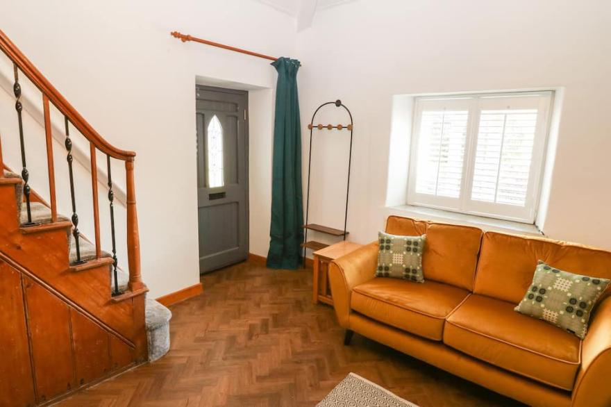3 CAE'R LLWYN COTTAGES, pet friendly, with open fire in Dinas Dinlle