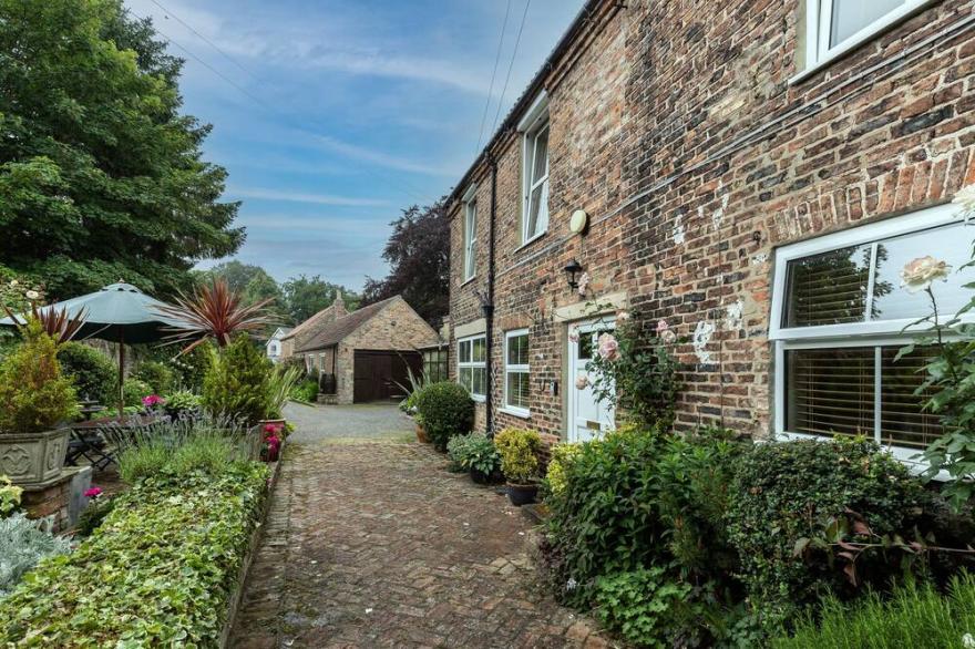 THE GEORGIAN COTTAGE, pet friendly, with a garden in Bedale