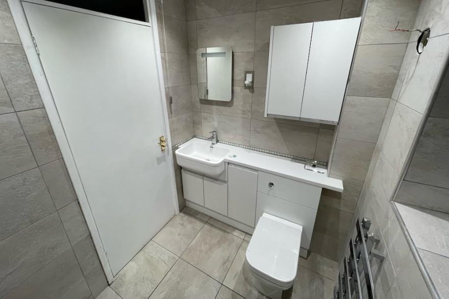 Riverside Two Bedroom Townhouse with Car Charger.