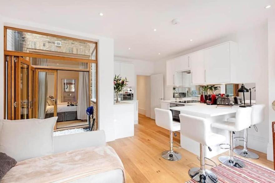 2 bed garden flat with air con by Fulham Broadway