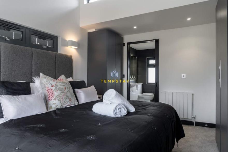 LUXURY LODGE RIVER THAMES ❤ BEAUTIFUL MARINA VIEWS