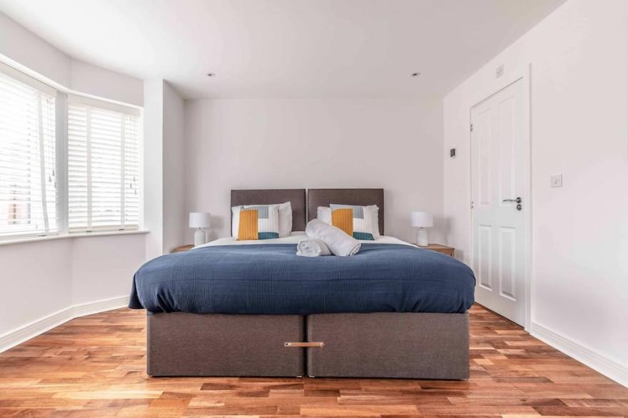 MODERN NEWLY RENOVATED 4 BED/2 BATH & DRIVEWAY