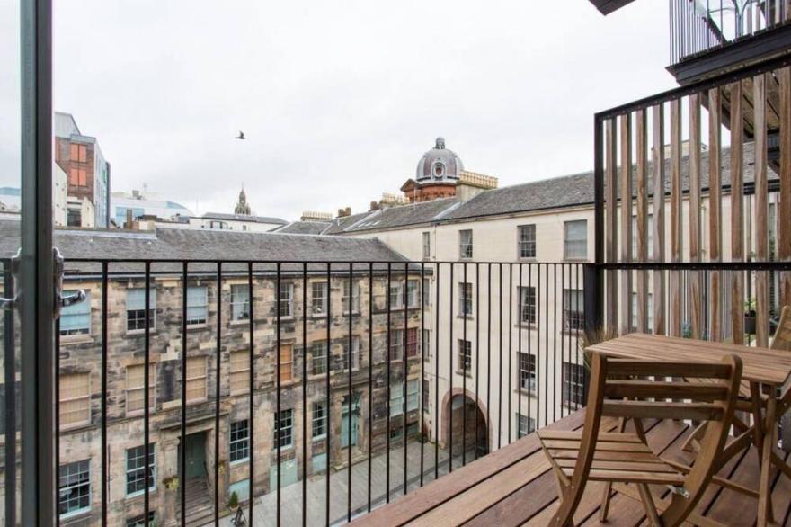 Chic flat w/ balcony in Merchant City