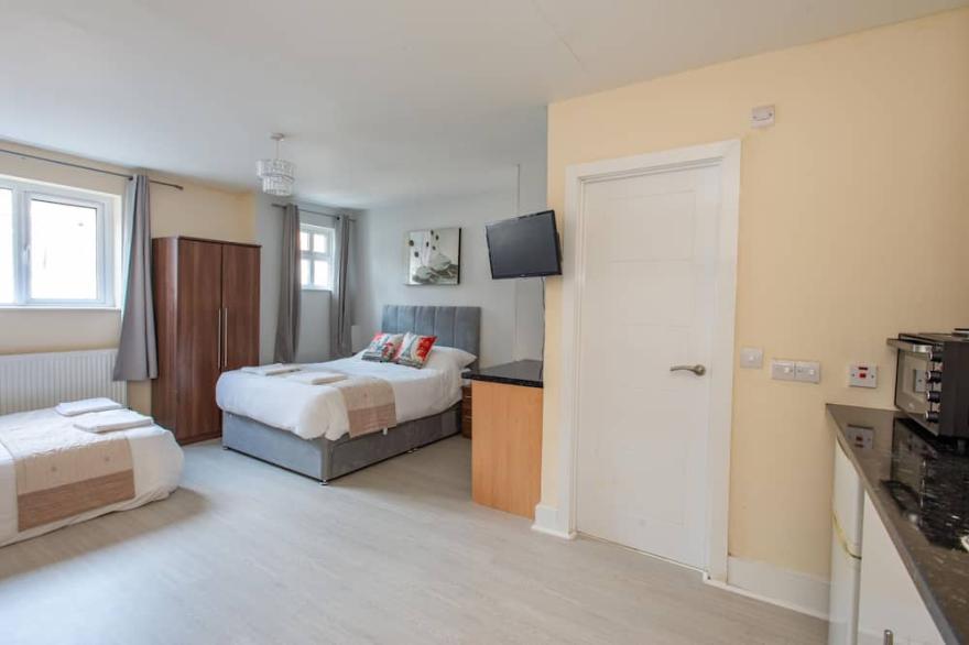 *REFURBISHED* Studio (1) 25 Mins approx. to London Bridge