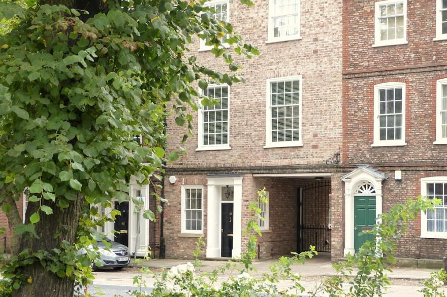 Monks Retreat - 4 Minutes From The Minster