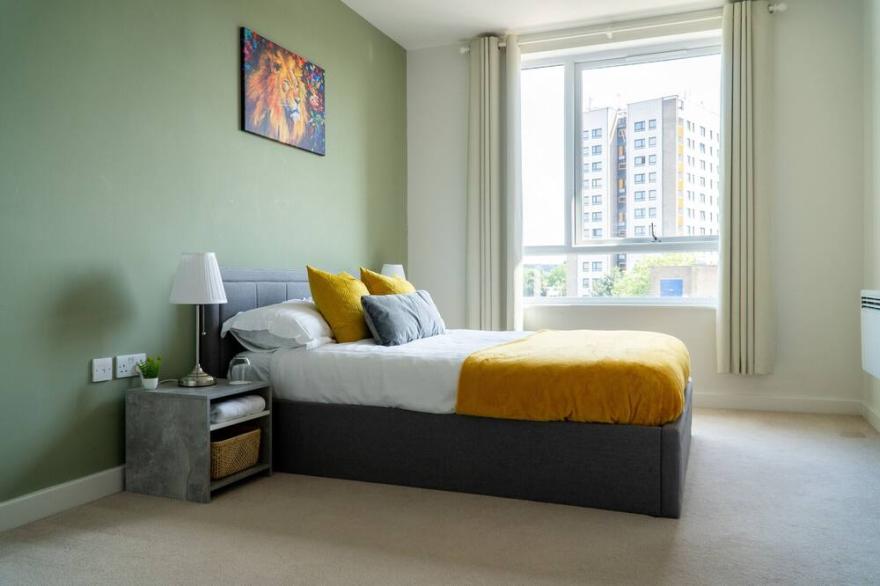 K Suites - Stunning  2 bed Apt w/ free parking