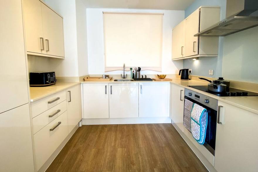 K Suites - Stunning  2 bed Apt w/ free parking