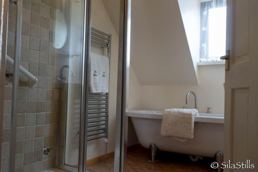 Luxury Cabin with  private use of outdoor Hot-tub and views of Strangford Lough