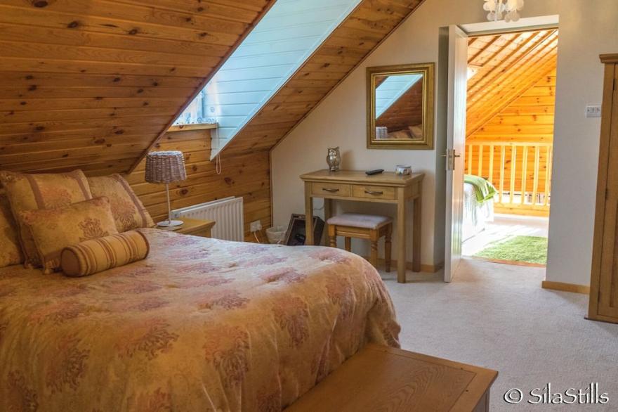 Luxury Cabin with  private use of outdoor Hot-tub and views of Strangford Lough