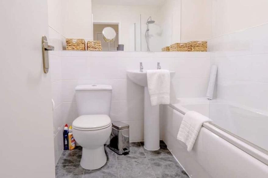 ALTIDO Cosy 1-bed flat w/balcony