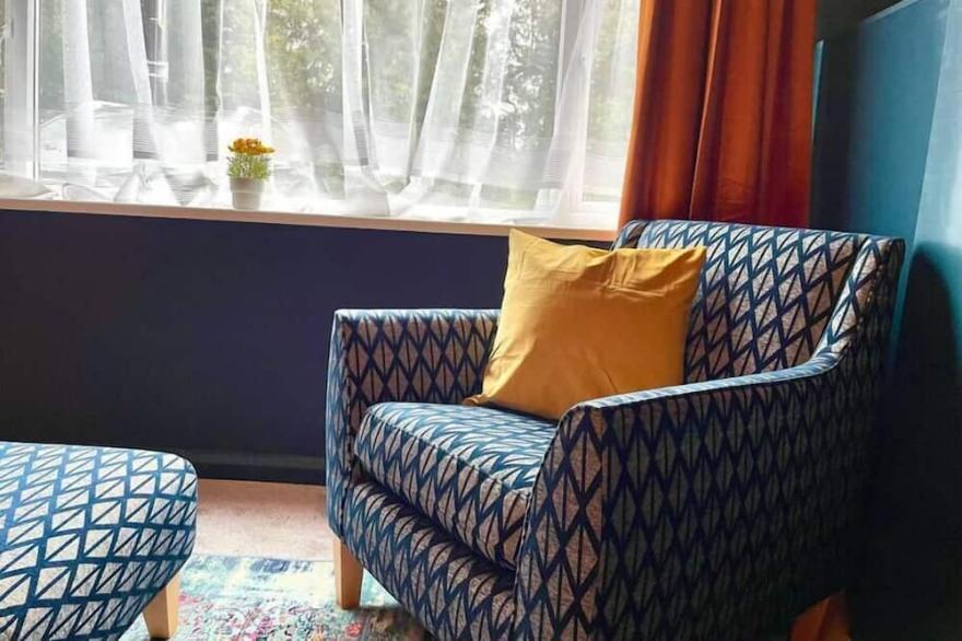 Stunning 2 bed - free parking -5 min walk to beach