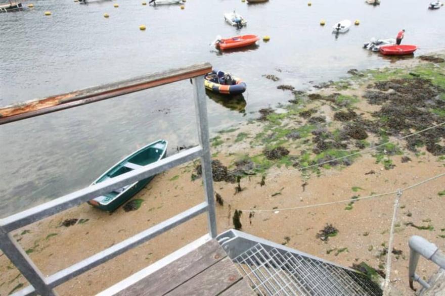Seasteps, a spacious town house in a waterside location located on the river fowey