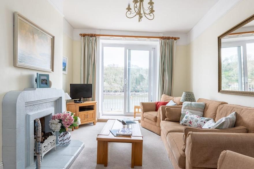 Seasteps, a spacious town house in a waterside location located on the river fowey