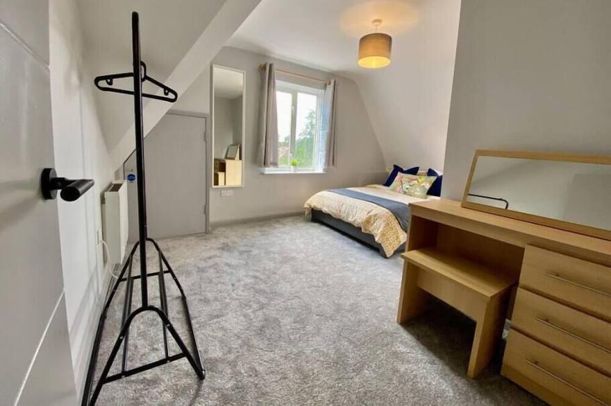 Stunning Apartment - 5 minute walk to the beach!