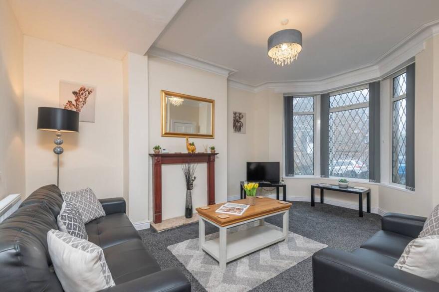 K Suites - Central 5 bed House w/ FREE parking