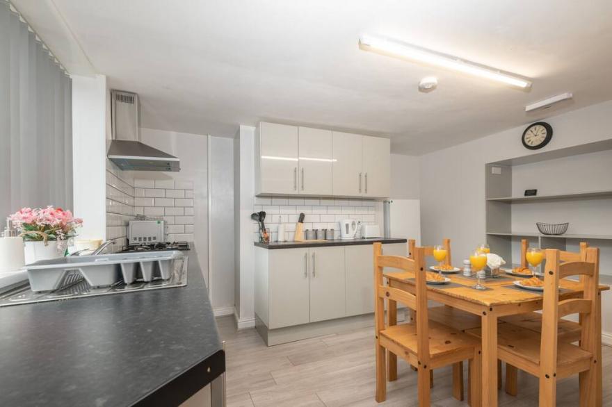 K Suites - Central 5 bed House w/ FREE parking