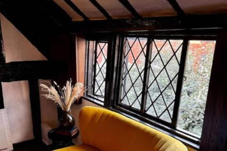 15th century tiny character cottage-Henley centre