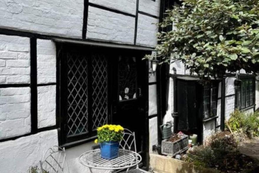 15th century tiny character cottage-Henley centre