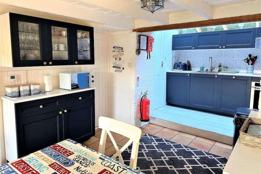 Seaweed Cottage in Fowey overlooking the beach with a garden and a parking space