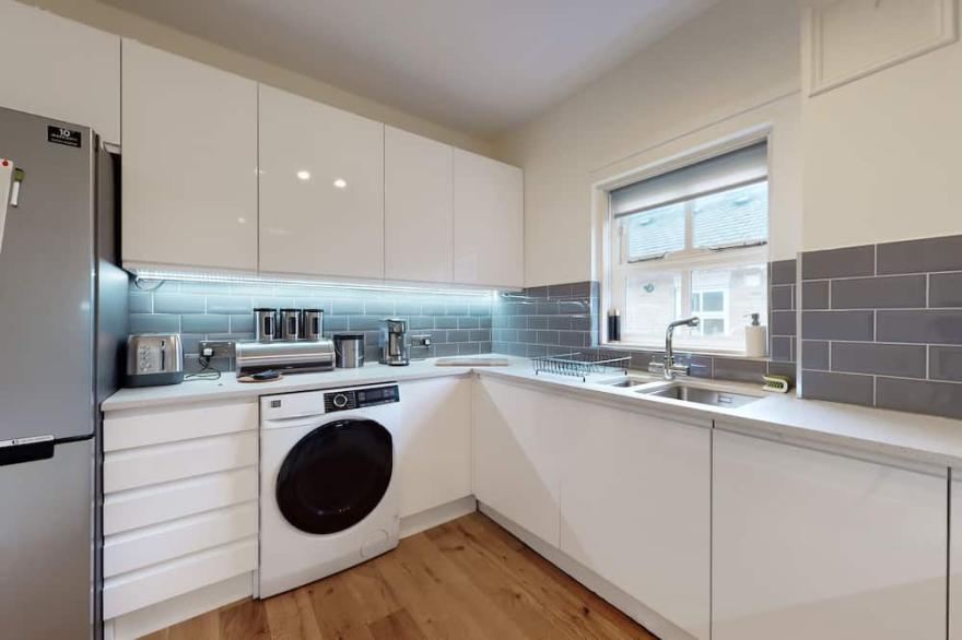 UK.LO.ACA - Lovely 2-bedroom flat with parking near Highgate