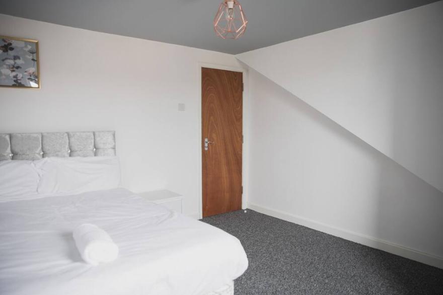 Comfortable Big House in Leicester
