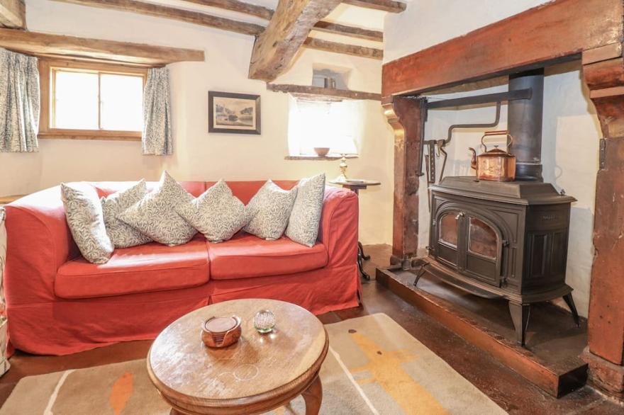 ONA ASH, pet friendly, character holiday cottage in Kirkoswald