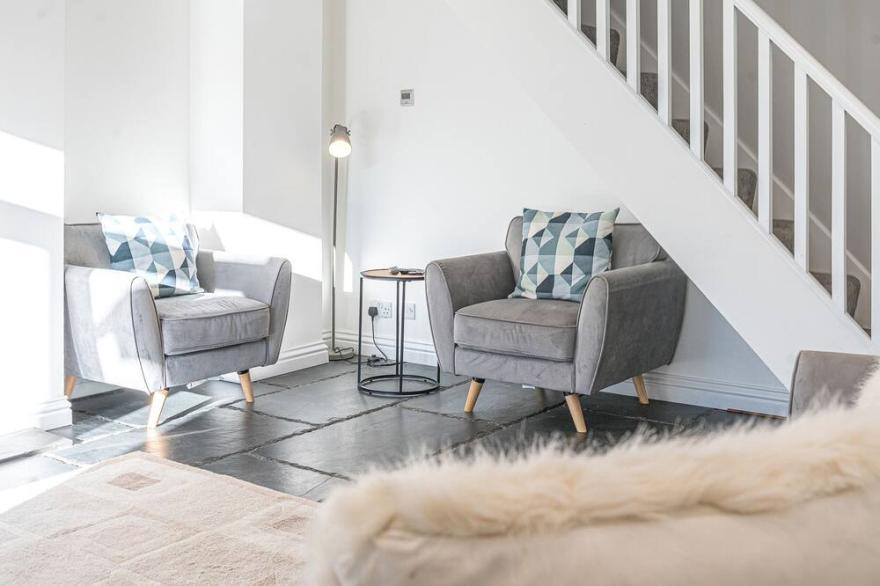 BURN HOUSE, pet friendly, character holiday cottage in Windermere