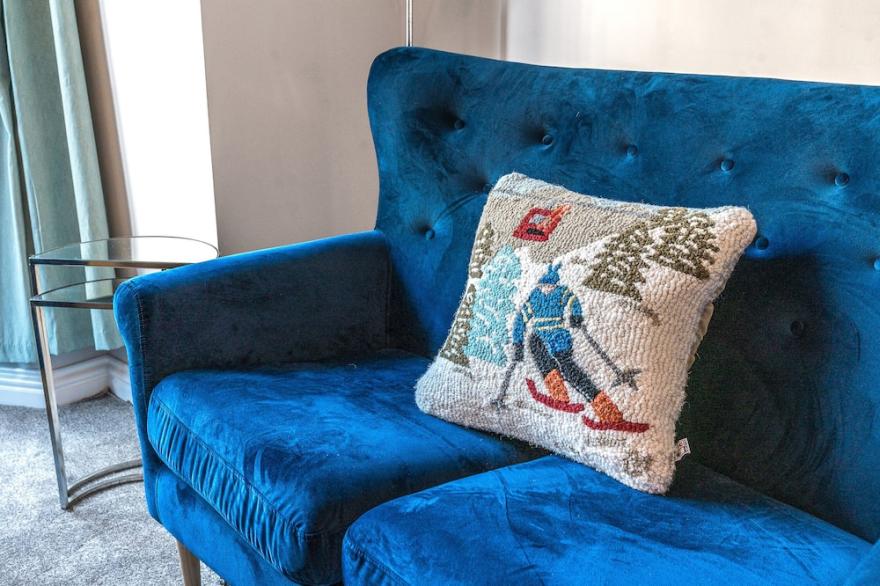 BURN HOUSE, pet friendly, character holiday cottage in Windermere