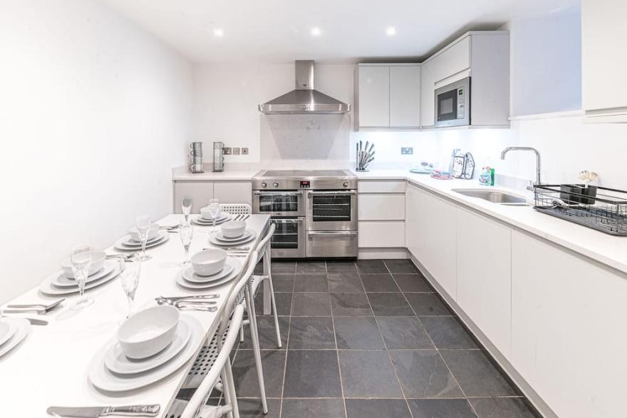 BURN HOUSE, pet friendly, character holiday cottage in Windermere
