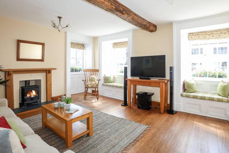 ABOVE DECK, family friendly, character holiday cottage in Beaumaris