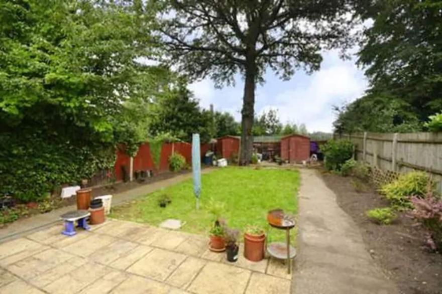 Quite Garden Flat with parking