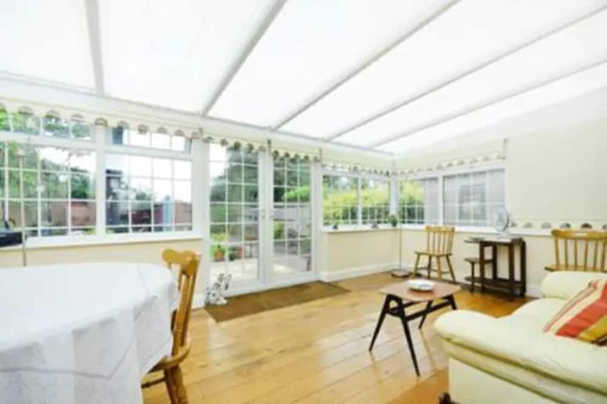 Quite Garden Flat with parking