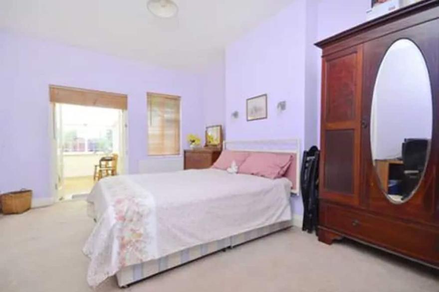 Quite Garden Flat with parking
