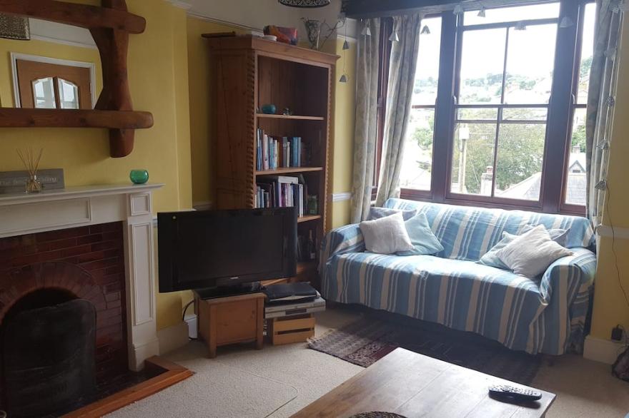 Sunny 1930's seaside residence overlooking Newlyn harbour, near Penzance