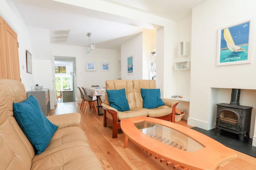 12 RIDGE HILL, pet friendly, character holiday cottage in Dartmouth
