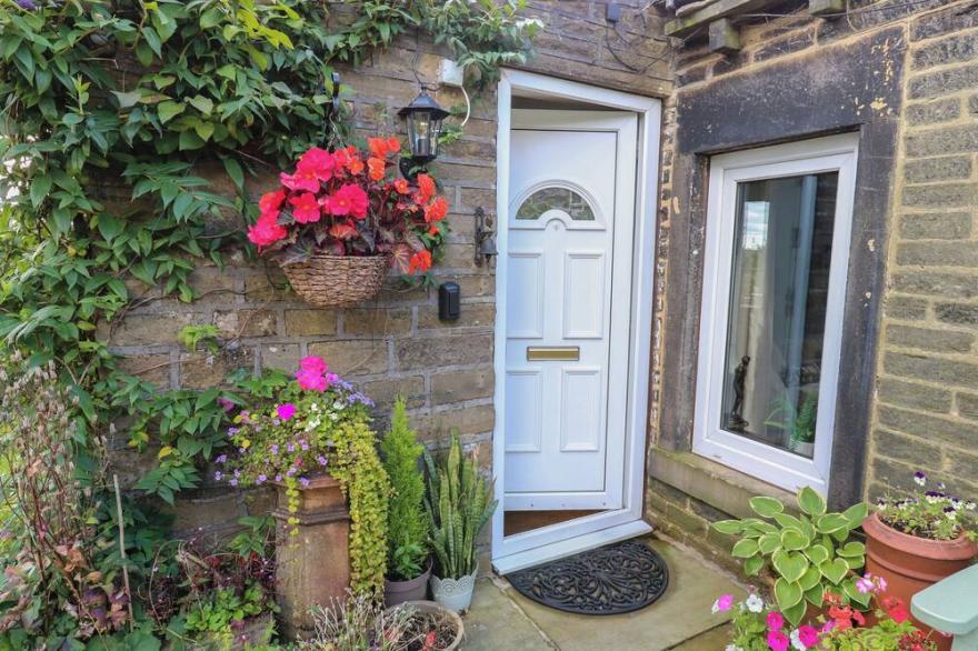 PROSPECT COTTAGE, pet friendly, with a garden in Ripponden