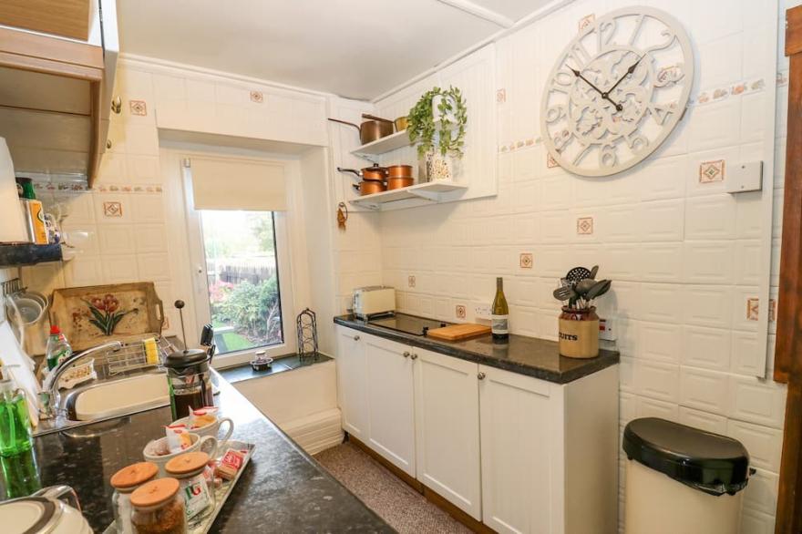 PROSPECT COTTAGE, pet friendly, with a garden in Ripponden