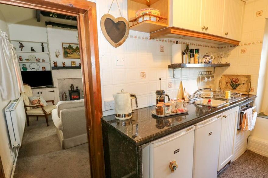 PROSPECT COTTAGE, pet friendly, with a garden in Ripponden