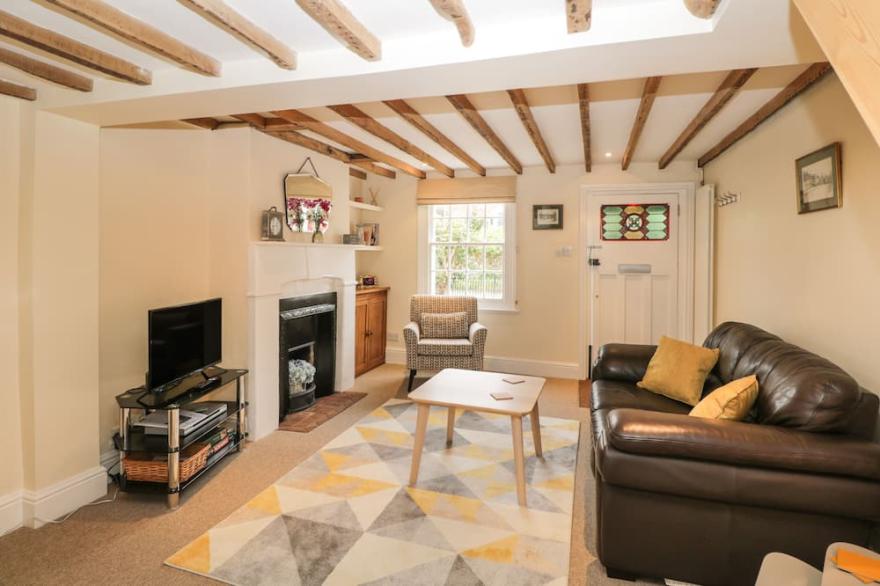 3 LAKE COTTAGES, romantic, with a garden in Prestbury